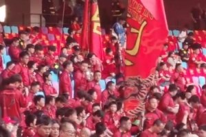 开云体育客户端-现场氛围感拉满！国足主场赛前播放歌曲《我是如此相信》