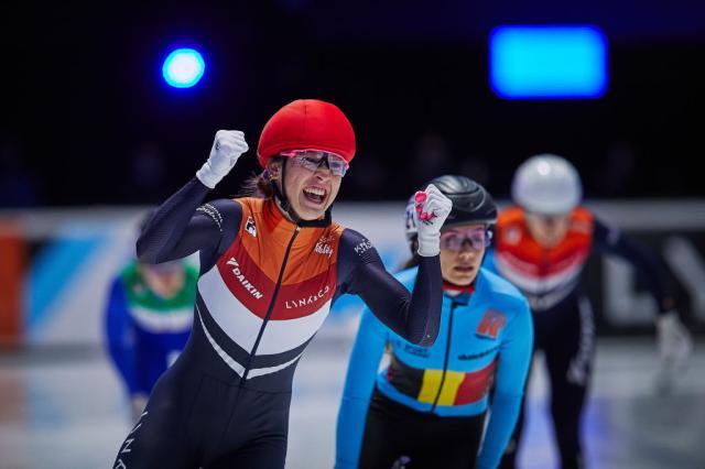 Suzanne Schulting of Netherlands celebrates winning the Ladies 1000m final 2021 © International Skating Union (ISU).jpg